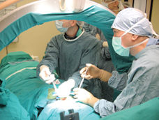 婁醫生（右）專注地為病人做手術。
